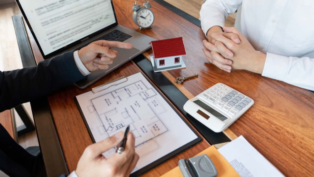 Pháp luật Việt Nam quy định gì về nghề môi giới?